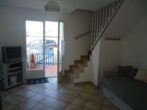 2 bedrooms, bed sheets