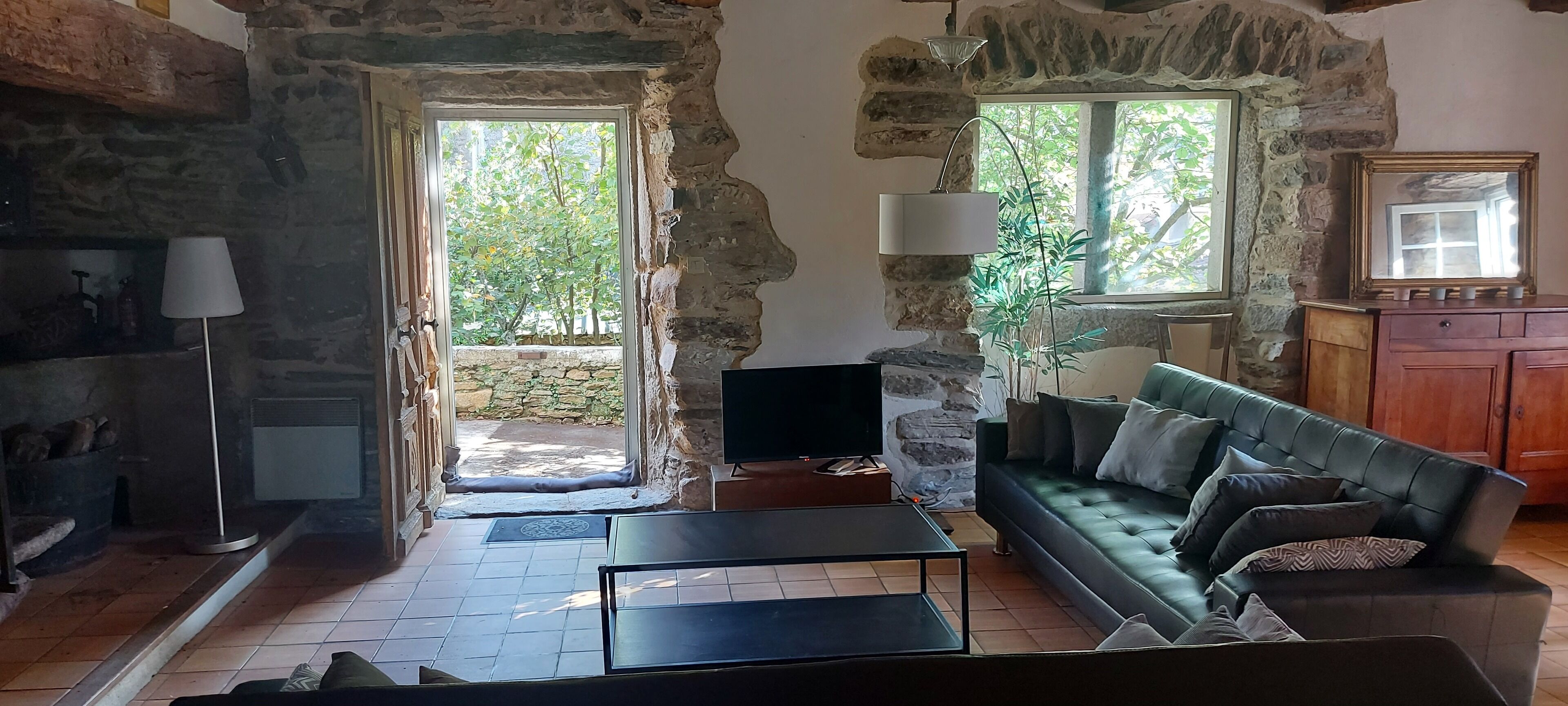 Imagine your vacation: 180m2, authentic, private pool, intimate and open too.