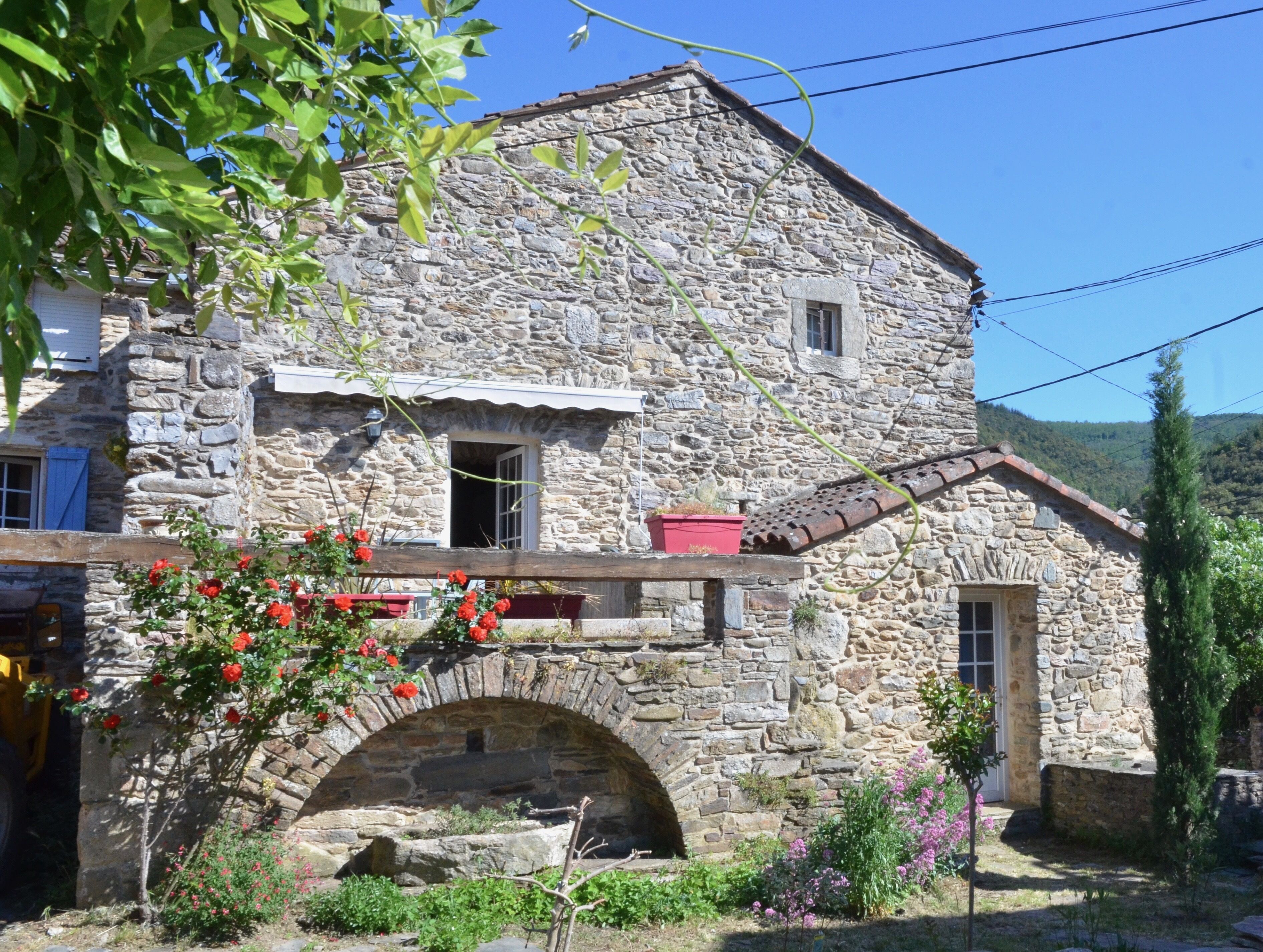 Imagine your vacation: 180m2, authentic, private pool, intimate and open too.