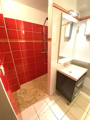 Baignoire, sèche-cheveux