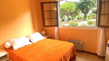 3 bedrooms, iron/ironing board, free WiFi