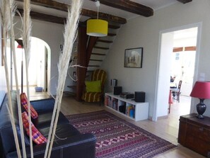 TV, DVD player, books, music library - Tautavel: Large house in village between sea / mountain with gardens / terraces (Tautavel)