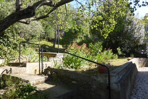 Property grounds - Tautavel: Large house in village between sea / mountain with gardens / terraces (Tautavel)