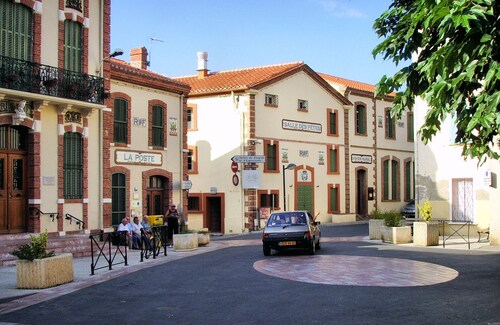 Tautavel: Large house in village between sea / mountain with gardens / terraces