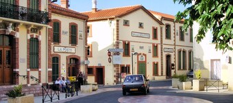 Tautavel: Stort hus i landsbyen mellom sjø / fjell med hager / terrasser