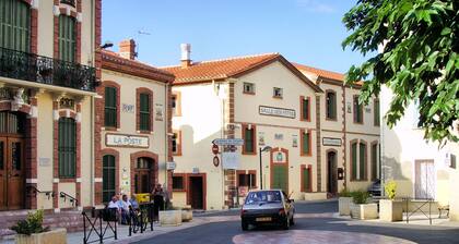 Tautavel: Suuri talo kylässä meren / vuoren välillä puutarhojen / terassien kanssa