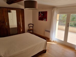 3 bedrooms, iron/ironing board, travel cot, free WiFi - Tautavel: Large house in village between sea / mountain with gardens / terraces (Tautavel)