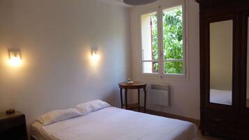 3 bedrooms, iron/ironing board, travel cot, free WiFi