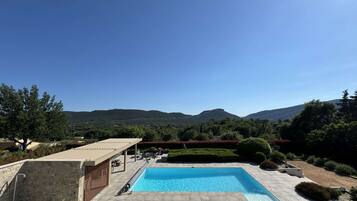 Alberca al aire libre y alberca climatizada