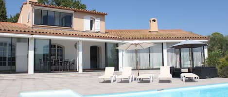 Alberca al aire libre y alberca climatizada