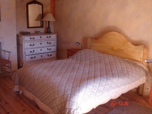 2 bedrooms, desk, iron/ironing board, WiFi