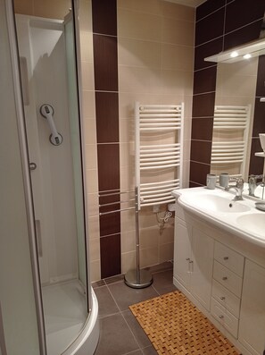Shower, hair dryer, towels, toilet paper