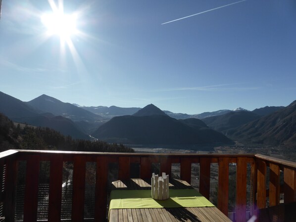 Outdoor dining - Beautiful duplex of 110 m² in a chalet style Full of charm, awarded 3 stars (Théus)