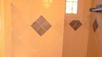Douche, sĂšche-cheveux, serviettes fournies