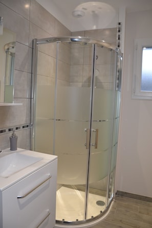 Shower, hair dryer, soap, shampoo - The closeau du cèdre in Normandy between Paris and Rouen, near Giverny (Ménilles)