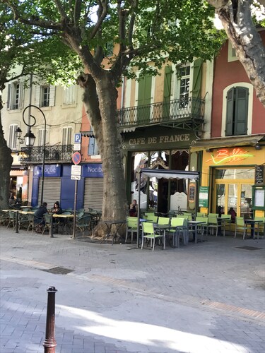 VERY PRETTY FAMILY HOUSE Isle sur la Sorgue City Center, edge of Sorgue.