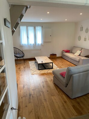 Smart TV, DVD player, ping pong, toys - VERY PRETTY FAMILY HOUSE Isle sur la Sorgue City Center, edge of Sorgue. (L'isle-Sur-La-Sorgue)