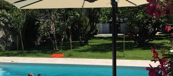 VERY PRETTY FAMILY HOUSE Isle sur la Sorgue City Center, edge of Sorgue.