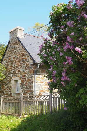 Property grounds - Breton cottage 300m from the beach, near the Côte de Granit Rose (Plestin-Les-Grèves)