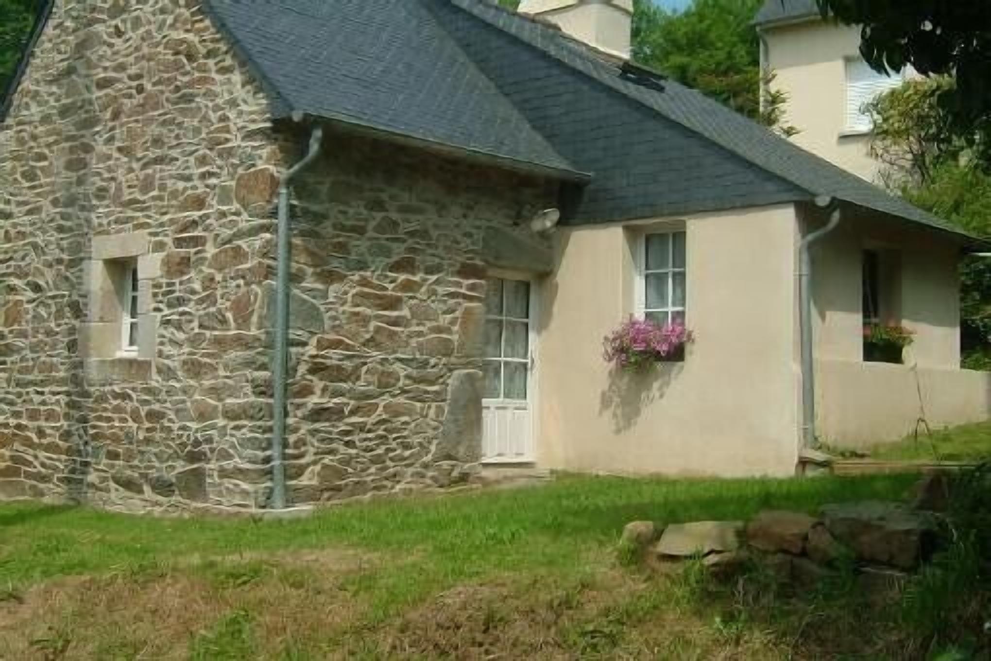 Breton cottage 300m from the beach, comfortable, close to the pink granite coast