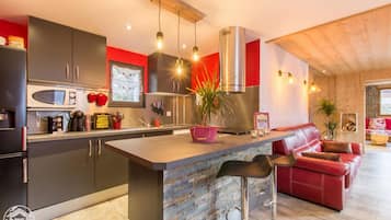 Réfrigérateur, micro-ondes, four, plaque de cuisson