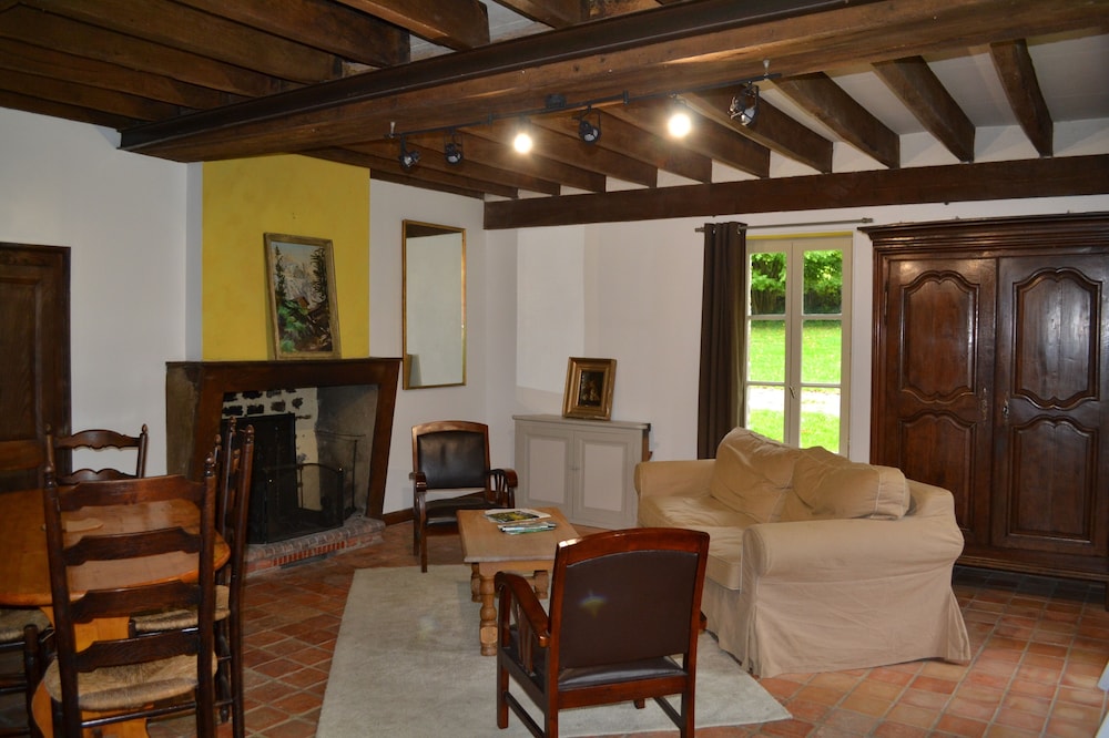 Cottage with pond in Mayenne at the gates of Brittany and Normandy