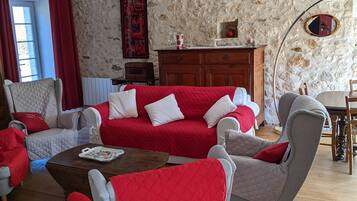 Télévision, cheminée, table de tennis de table