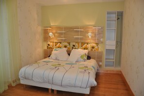 4 bedrooms, iron/ironing board, WiFi, bed sheets