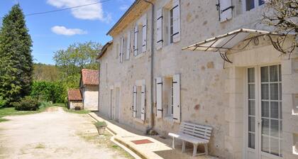 A 5 minutes de BrantÎme, Grande ferme rénovée avec un grand parc ombragé.