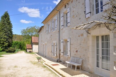 5 minutes from Brantôme, large renovated farmhouse with large shady park.
