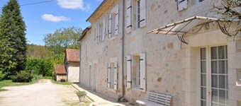 5 minutes from Brantôme, large renovated farmhouse with large shady park.