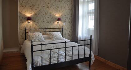 A 5 minutes de BrantÎme, Grande ferme rénovée avec un grand parc ombragé.