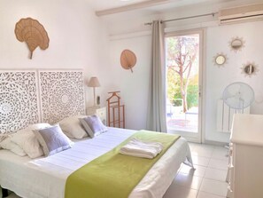 2 dormitorios, escritorio, tabla de planchar con plancha y cuna de viaje