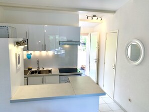 Kylskåp, mikrovågsugn, ugn och spishäll