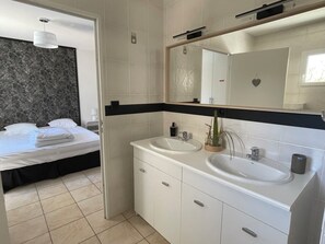 Combined shower/bathtub, hair dryer, soap, toilet paper