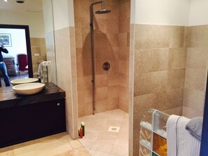 Badewanne, Haartrockner, Handtücher, Toilettenpapier