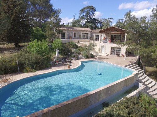 Maison de caractère climatisée  sur 6 hectares clôturées, piscine chauffée