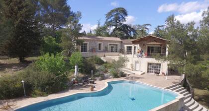 Maison de caractÚre climatisée sur 6 hectares clÎturées, piscine chauffée