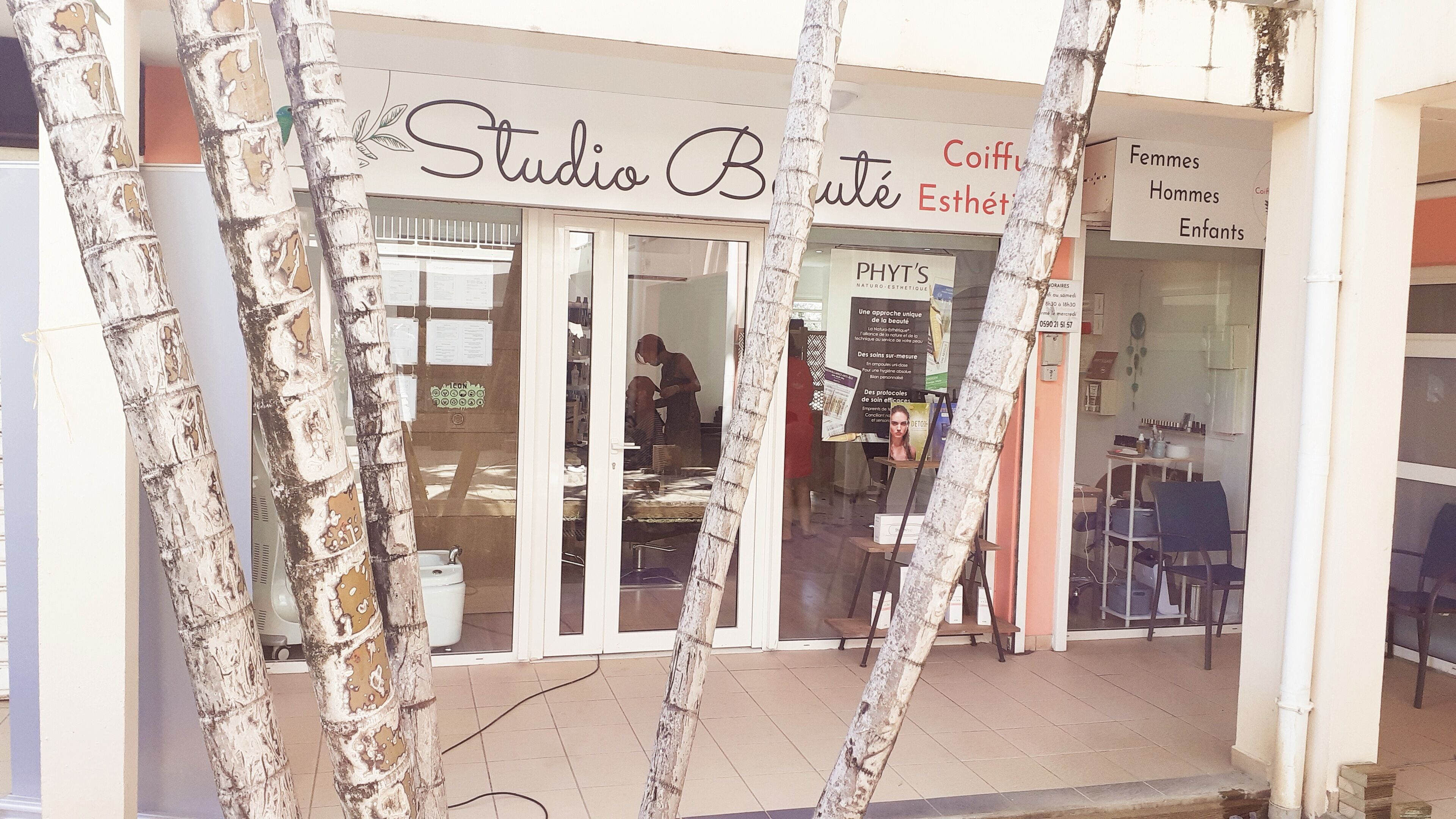 Une vitrine avec une enseigne indiquant : « Studio de beauté et boutique ».