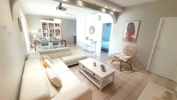 Una televisión, videojuegos, un reproductor de DVD, libros