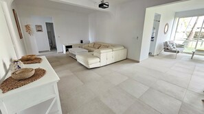 Fernseher, Videospiele, DVD-Player, Bücher