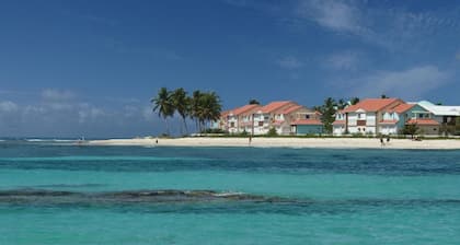 FÜSSE IM WASSER, GERÄUMIGE WOHNUNG ZUM FRANZÖSISCHEN ANTILLEN