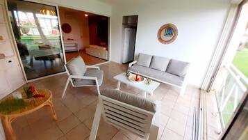 Una televisión, videojuegos, un reproductor de DVD, libros