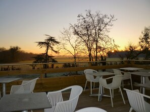 Outdoor dining - Gîte des Vendangeurs, 6 pers., Close Atlantic Ocean beaches, spa, wifi and air conditioning (Saint-André-De-Lidon)