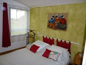 2 bedrooms, in-room safe, iron/ironing board, WiFi - Gîte des Vendangeurs, 6 pers., Close Atlantic Ocean beaches, spa, wifi and air conditioning (Saint-André-De-Lidon)