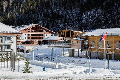 Large chalet close to Chamonix Mont Blanc and 400m from the Balme cable car 