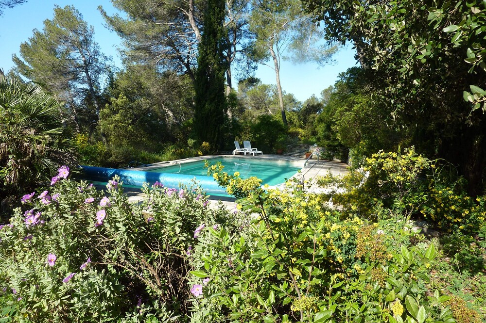3-room house in the middle of the woods located in Assas with swimming pool