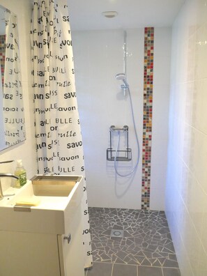 Duschwanne, Haartrockner, Handtücher, Toilettenpapier