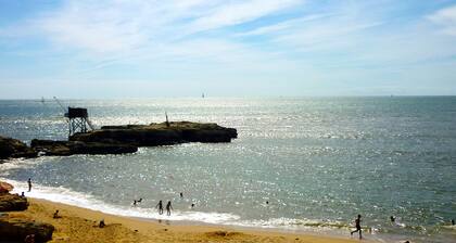 Beach - 50 m away, sea view, for 16-20 people, in St Palais-sur-Mer