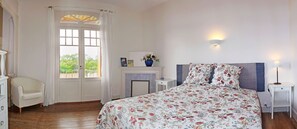 7 Schlafzimmer, Schreibtisch, Bügeleisen/Bügelbrett, Reisekinderbett